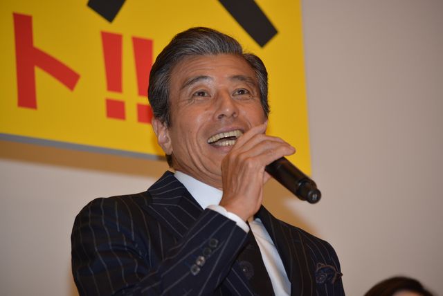 黒木瞳＆広末涼子、舘ひろしに花束プレゼント！『終わった人』初日舞台あいさつ（3枚目）