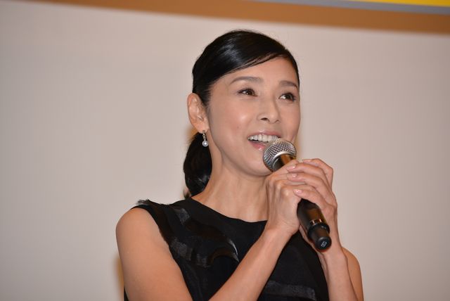 黒木瞳＆広末涼子、舘ひろしに花束プレゼント！『終わった人』初日舞台あいさつ（6枚目）