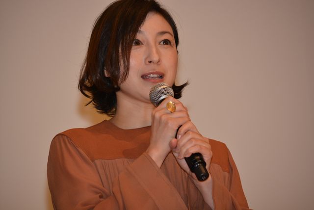 黒木瞳＆広末涼子、舘ひろしに花束プレゼント！『終わった人』初日舞台あいさつ（7枚目）