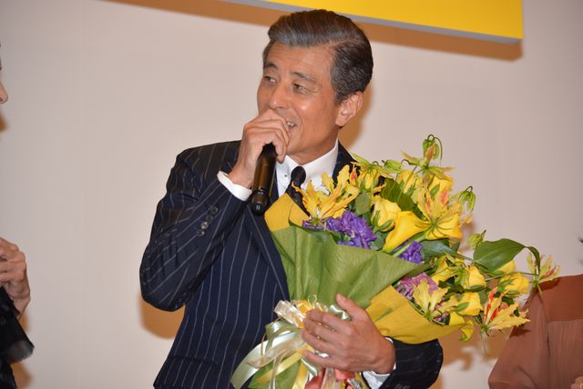 黒木瞳＆広末涼子、舘ひろしに花束プレゼント！『終わった人』初日舞台あいさつ（12枚目）