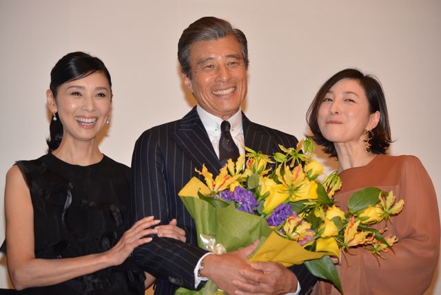 黒木瞳＆広末涼子、舘ひろしに花束プレゼント！『終わった人』初日舞台あいさつ（13枚目）