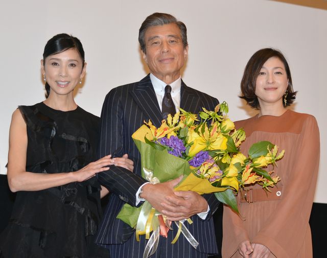 黒木瞳＆広末涼子、舘ひろしに花束プレゼント！『終わった人』初日舞台あいさつ（14枚目）