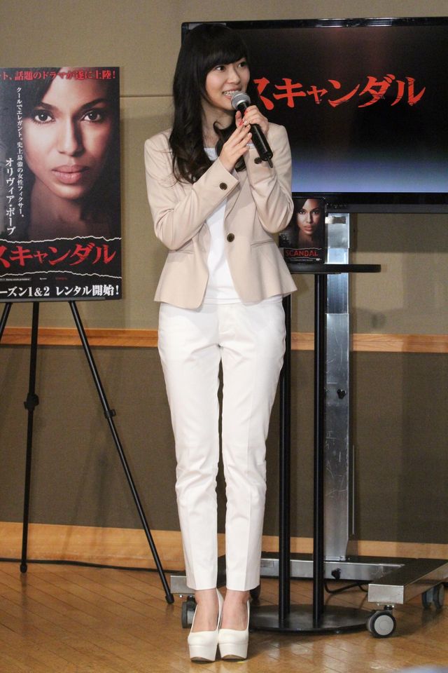 22歳になった指原莉乃、大人っぽいパンツスタイル！　“スキャンダル”にイメチェン!?　画像ギャラリー（15枚目）