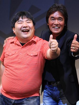 井口昇監督（左）作詞の替え歌「寿司のメモリー」を熱唱した松崎しげる