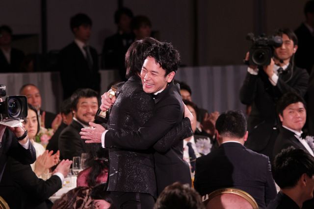 妻夫木聡が綾野剛とハグ！日本アカデミー賞優秀助演男優賞 ギャラリー（2枚目）