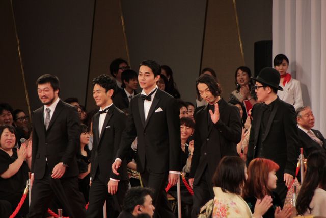 妻夫木聡が綾野剛とハグ！日本アカデミー賞優秀助演男優賞 ギャラリー（6枚目）