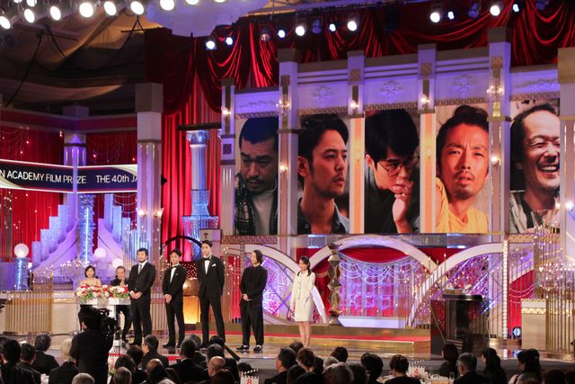 妻夫木聡が綾野剛とハグ！日本アカデミー賞優秀助演男優賞 ギャラリー（7枚目）