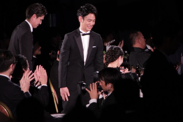 妻夫木聡が綾野剛とハグ！日本アカデミー賞優秀助演男優賞 ギャラリー（29枚目）