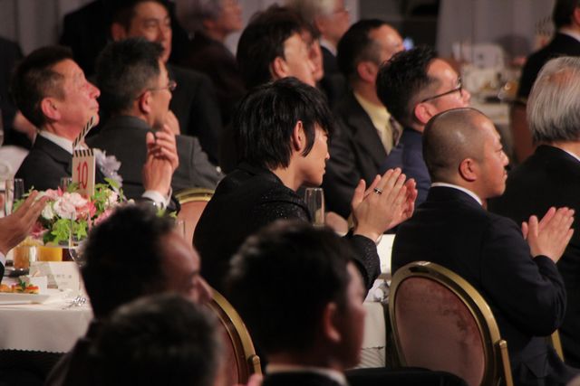 妻夫木聡が綾野剛とハグ！日本アカデミー賞優秀助演男優賞 ギャラリー（30枚目）