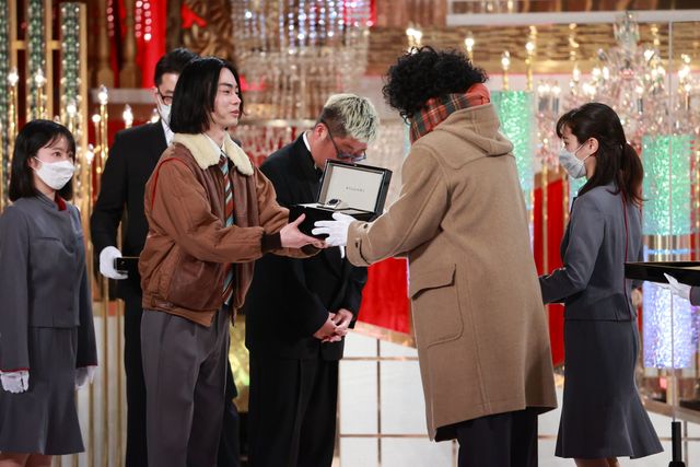 小栗旬「ミステリと言う勿れ」コスプレでサプライズ！（16枚目）