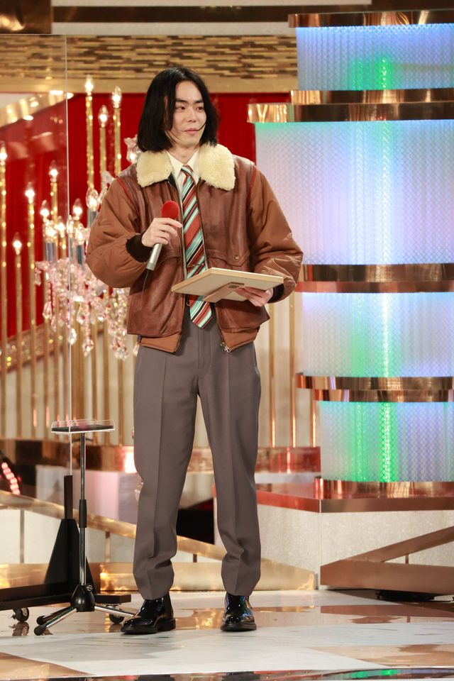 小栗旬「ミステリと言う勿れ」コスプレでサプライズ！（19枚目）