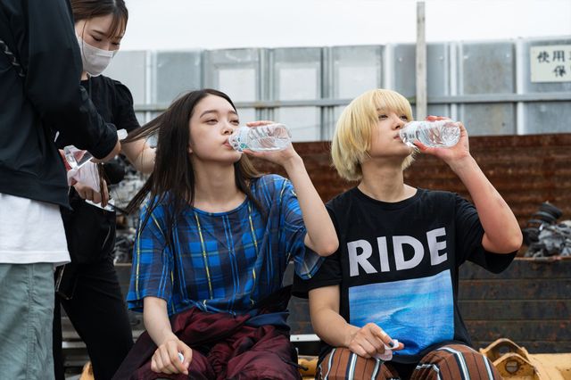 『ベイビーわるきゅーれ2（仮題）』高石あかり＆伊澤彩織メイキング＜8点＞（2枚目）