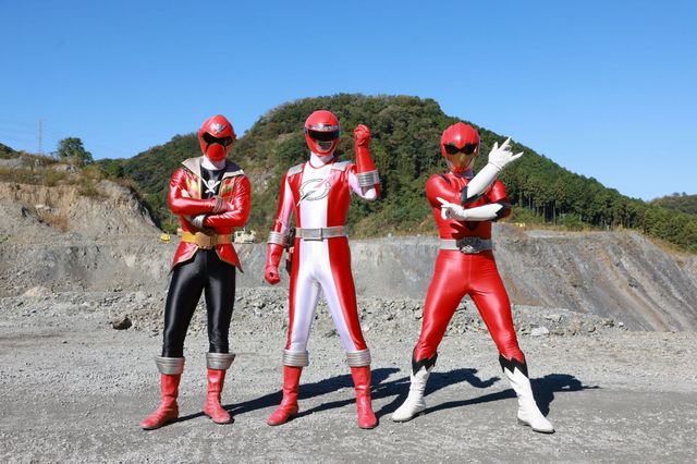 ゲスト登場したゴーカイレッド、ボウケンレッド、ジュウオウイーグル