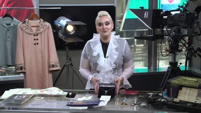 映画『タイタニック』でローズ役のケイト・ウィンスレットが着用していたジャケット(左から2番目)など、ハリウッドの大物スターの私物が8月31日、競売にかけられることになった。写真はクルーズ・GWSオークションズの創業者ブリジット・クルーズ氏。COURTESY GWS AUCTIONS, INC