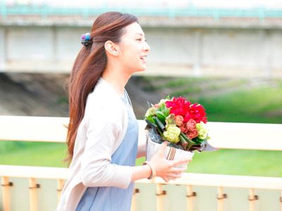 花束を持つ北川景子-映画『瞬　またたき』より