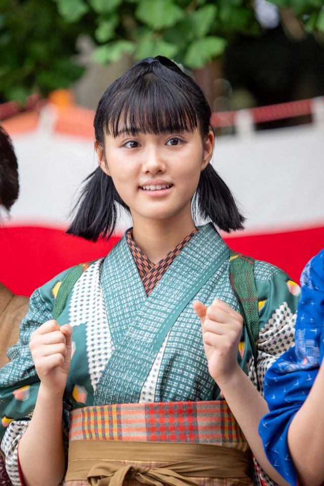 健太郎（高橋文哉）に恋する朝田家の三女・メイコ役の原菜乃華（4枚目）