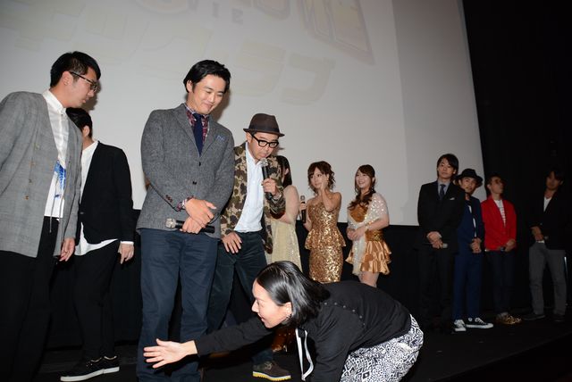 劇団ひとり、ブルース・ウィリスが言いそうなアドリブ台詞に自画自賛！　画像ギャラリー：フォトギャラリー