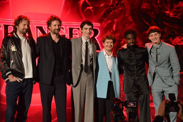 【8万から値下げ】ストレンジャーシングス キャスト6名サイン入りフォト 8万から値下げ】ストレンジャーシングス キャスト6名サイン入りフォト