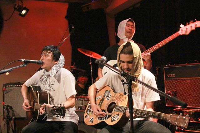 蛭子能収の代わりにベースを抱え登場した前野朋哉(後列)とThe SALOVERS