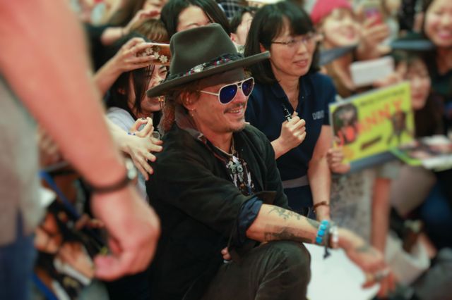 さすがジョニー・デップ！空港に集まったファンと記念写真も！：フォトギャラリー