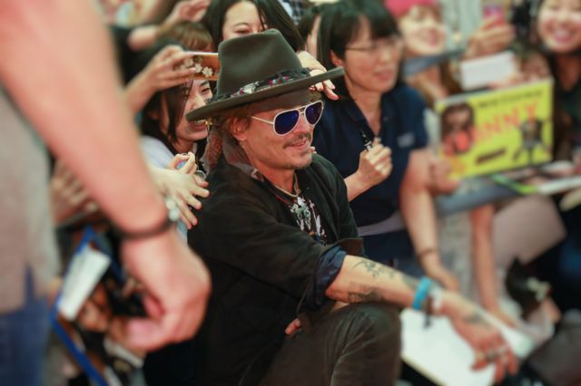 さすがジョニー・デップ！空港に集まったファンと記念写真も！（2枚目）
