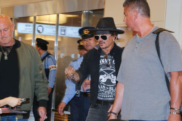 さすがジョニー・デップ！空港に集まったファンと記念写真も！（4枚目）