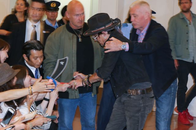 さすがジョニー・デップ！空港に集まったファンと記念写真も！（5枚目）