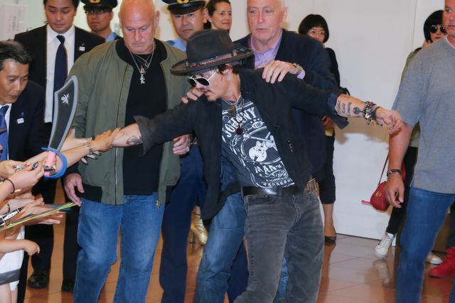 さすがジョニー・デップ！空港に集まったファンと記念写真も！（6枚目）
