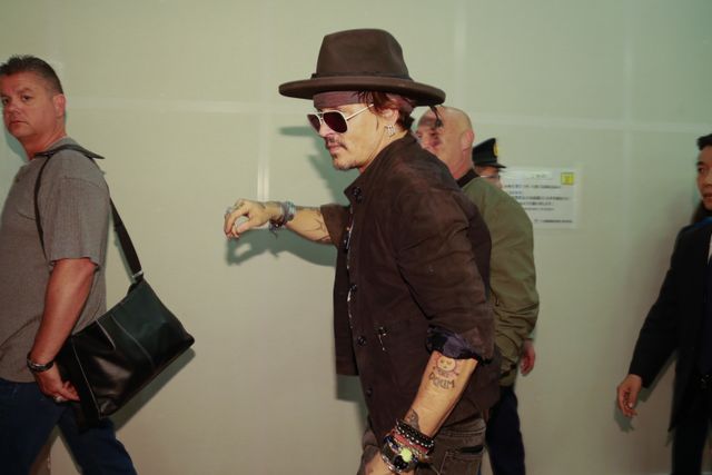 さすがジョニー・デップ！空港に集まったファンと記念写真も！（7枚目）