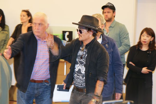 さすがジョニー・デップ！空港に集まったファンと記念写真も！（8枚目）