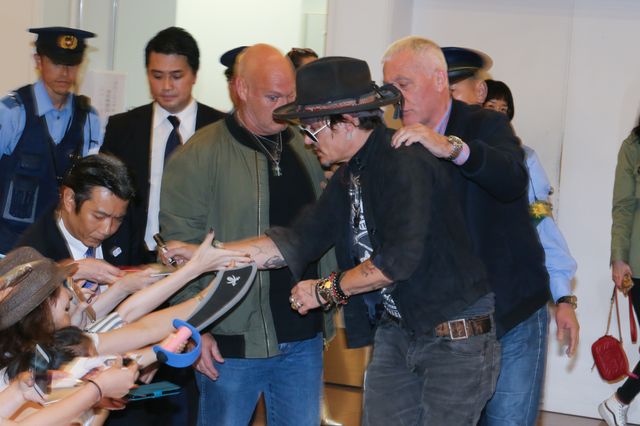 さすがジョニー・デップ！空港に集まったファンと記念写真も！（9枚目）