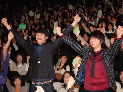 来場者と共に「宇宙キター！」のポーズをとる福士蒼汰（左）と吉沢亮
