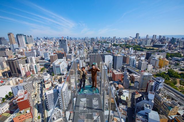 『ヘルドッグス』岡田准一×坂口健太郎が通天閣＆あべのハルカス訪問！（2枚目）