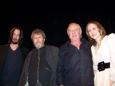 （左から）キアヌ・リーヴス、マルコム・ヴェンヴィル監督、ジェームズ・カーン、ヴェラ・ファーミガ