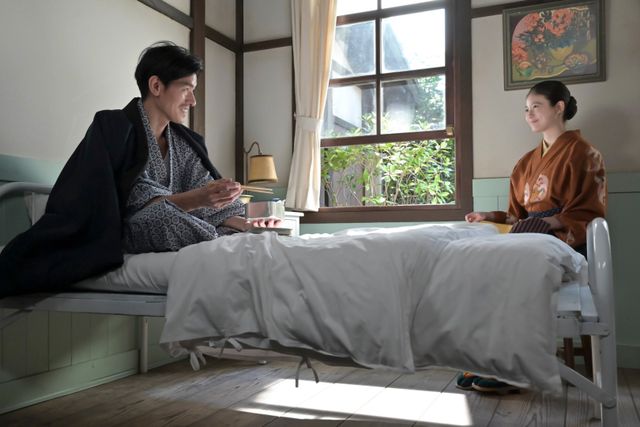 笑顔で見つめ合う次郎（中島歩）＆のぶ（今田美桜）…「あんぱん」第13週「サラバ　涙」第61回：フォトギャラリー