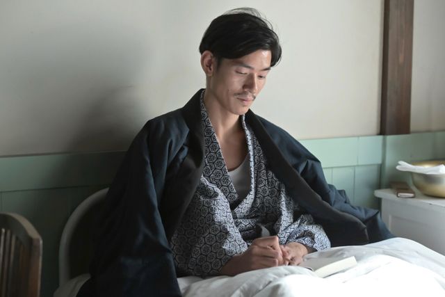 笑顔で見つめ合う次郎（中島歩）＆のぶ（今田美桜）…「あんぱん」第13週「サラバ　涙」第61回（2枚目）