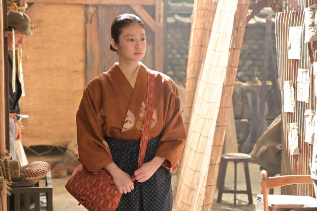 笑顔で見つめ合う次郎（中島歩）＆のぶ（今田美桜）…「あんぱん」第13週「サラバ　涙」第61回（3枚目）