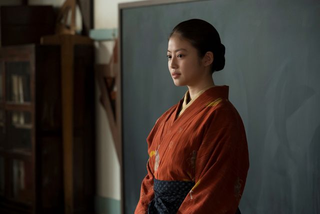 笑顔で見つめ合う次郎（中島歩）＆のぶ（今田美桜）…「あんぱん」第13週「サラバ　涙」第61回（4枚目）