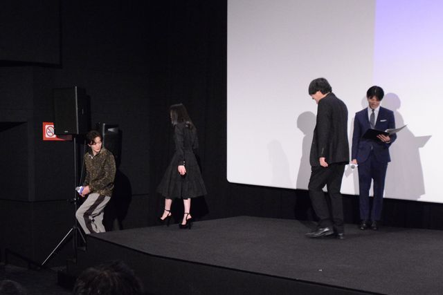 高めヒールの芦田愛菜を岡田将生が見守る　清楚な衣装で登壇『果てしなきスカーレット』舞台あいさつ（2枚目）