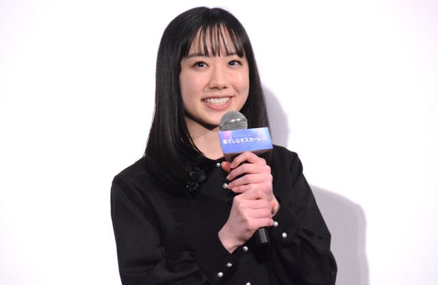 高めヒールの芦田愛菜を岡田将生が見守る　清楚な衣装で登壇『果てしなきスカーレット』舞台あいさつ（3枚目）