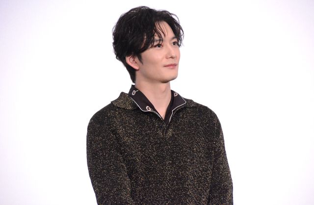 高めヒールの芦田愛菜を岡田将生が見守る　清楚な衣装で登壇『果てしなきスカーレット』舞台あいさつ（4枚目）