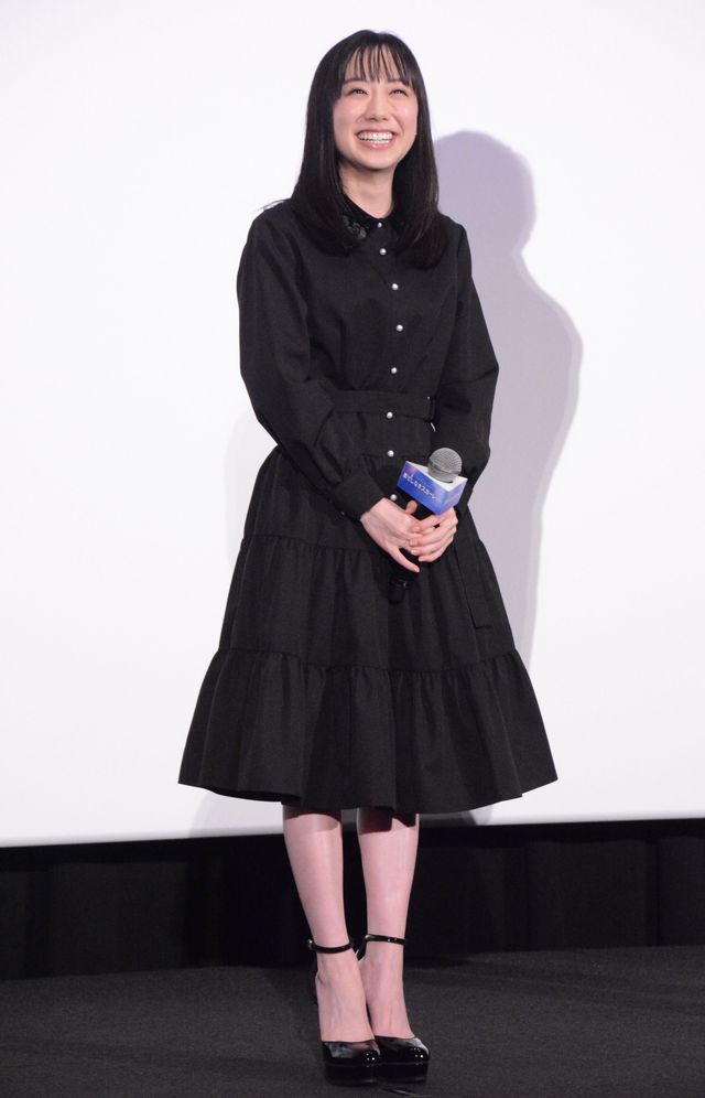 高めヒールの芦田愛菜を岡田将生が見守る　清楚な衣装で登壇『果てしなきスカーレット』舞台あいさつ（6枚目）