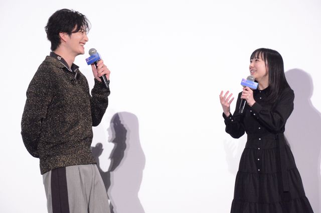 高めヒールの芦田愛菜を岡田将生が見守る　清楚な衣装で登壇『果てしなきスカーレット』舞台あいさつ（8枚目）