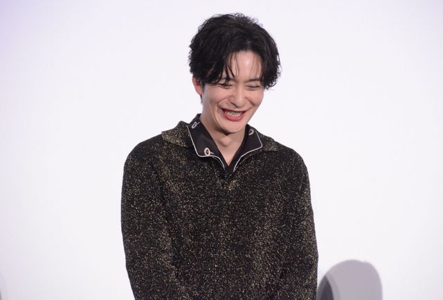 高めヒールの芦田愛菜を岡田将生が見守る　清楚な衣装で登壇『果てしなきスカーレット』舞台あいさつ（9枚目）