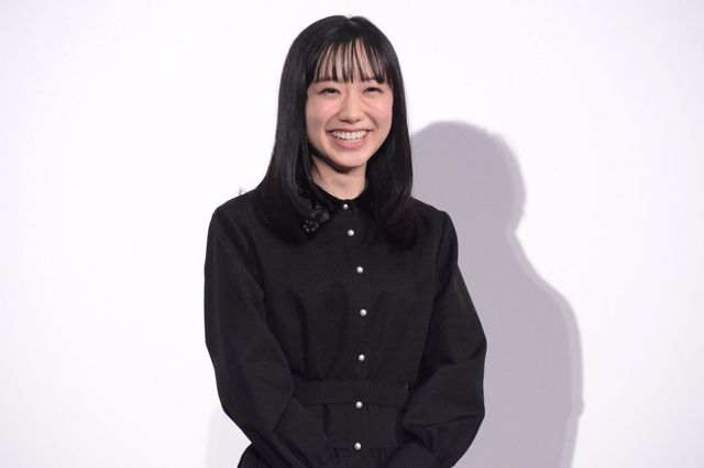高めヒールの芦田愛菜を岡田将生が見守る　清楚な衣装で登壇『果てしなきスカーレット』舞台あいさつ（11枚目）