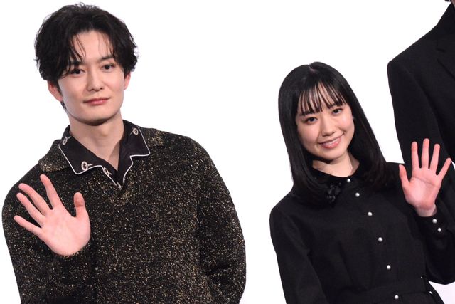 高めヒールの芦田愛菜を岡田将生が見守る　清楚な衣装で登壇『果てしなきスカーレット』舞台あいさつ（14枚目）