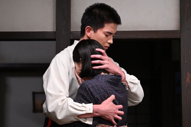 【画像9枚】朝ドラ「風、薫る」吾郎（甲斐翔真）が直美（上坂樹里）を抱きしめて…第108回場面写真：フォトギャラリー