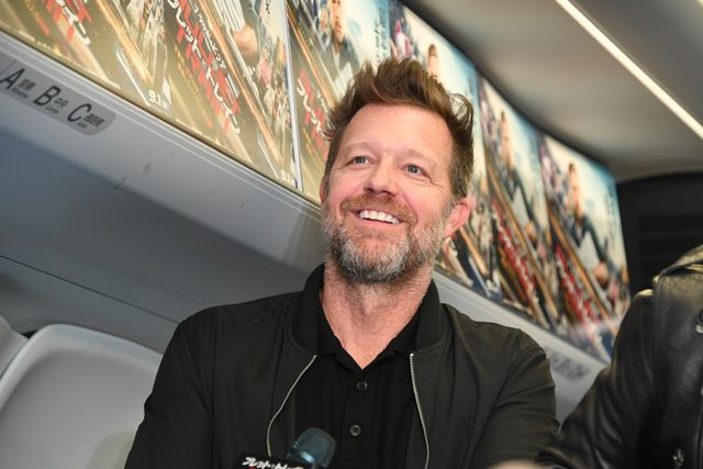 新幹線移動に大興奮のブラッド・ピット、真田広之に思わず抱きつく（4枚目）