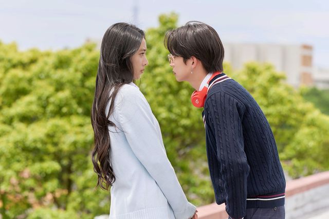 衝撃のすっぴん姿…ギャップがすごい！『女神降臨 Before 高校デビュー編／After プロポーズ編』新写真が一挙公開（5枚目）