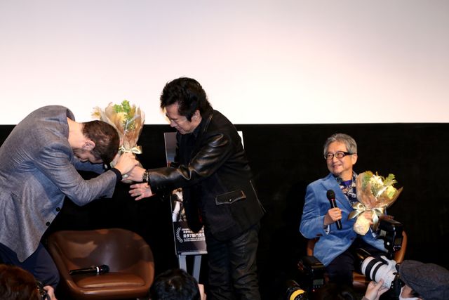 水木一郎からの花束に深々とお辞儀！「鋼鉄ジーグ」をモチーフにしたイタリア映画の監督が来日！フォトギャラリー：フォトギャラリー